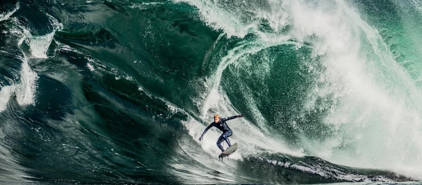 Aτρόμητοι σέρφερς δαμάζουν τα πιο «άγρια» κύματα του πλανήτη (βίντεο)